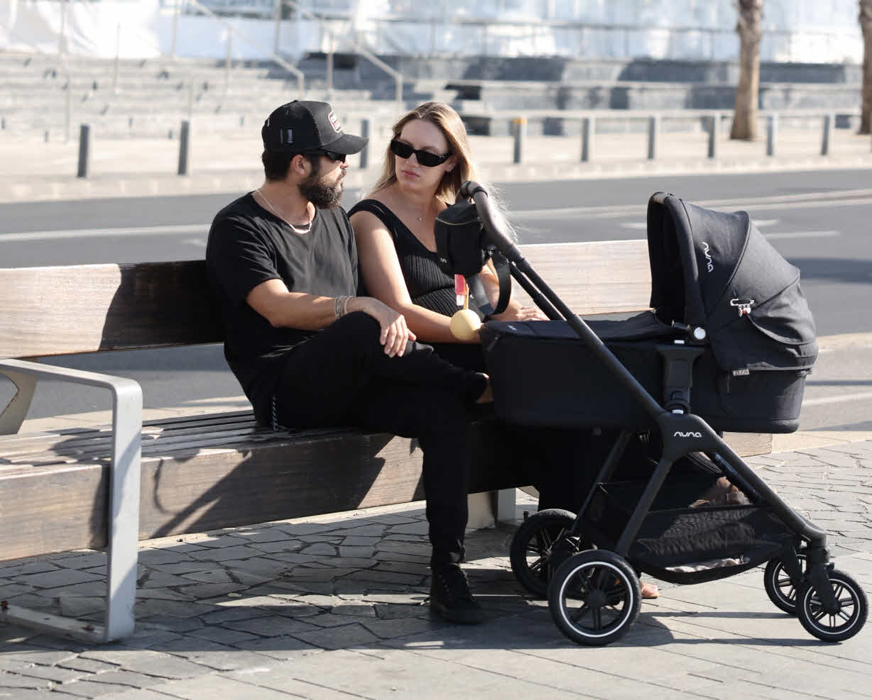 יממה מאז שהפך להורה: אושרי כהן ובת הזוג בחשיפה לצד בתם